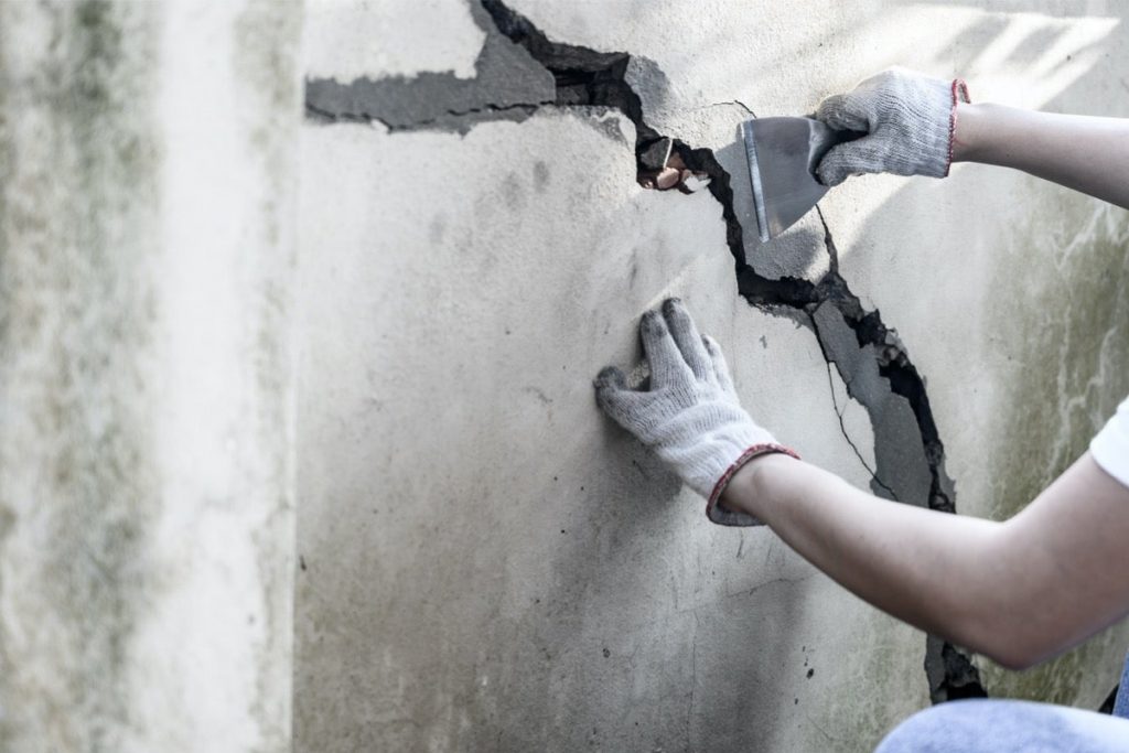 caulk cracks on the walls